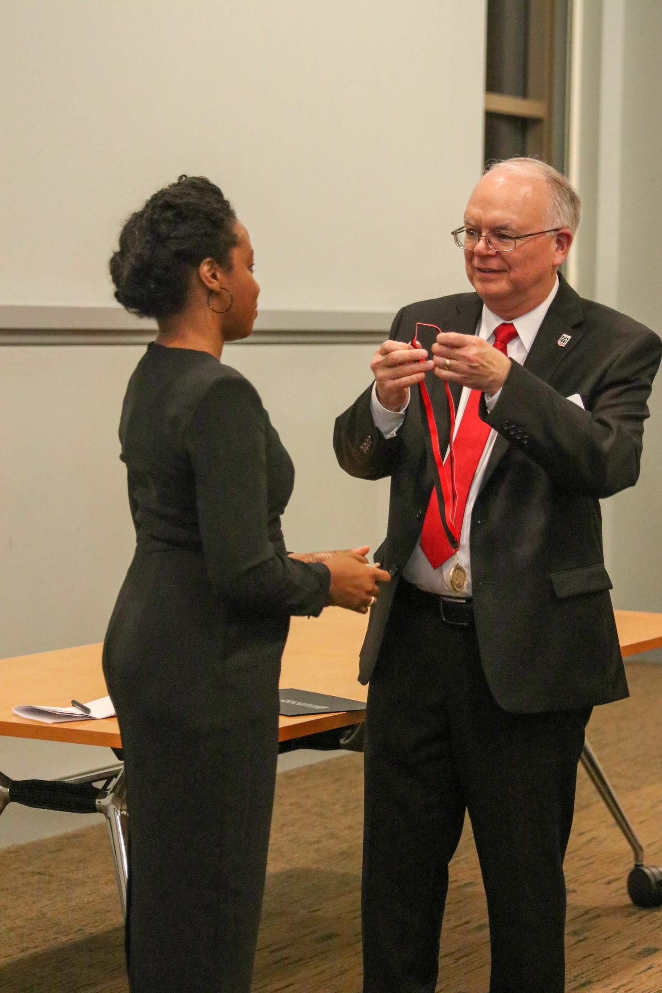 Keith Herndon, the executive director of the James M. Cox Jr. Institute, recognized Kamille Whitaker at the leadership dinner on March 2. 