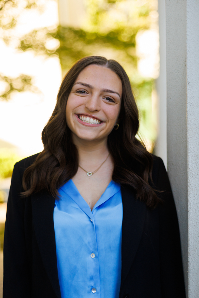 Headshot of Samantha de la Vega