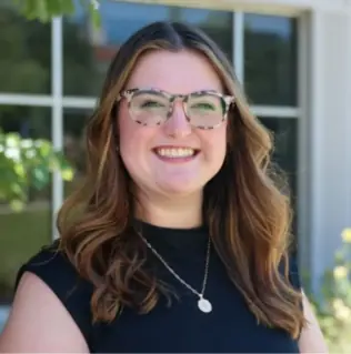 Headshot of Natalie Hope in front of Grady College.